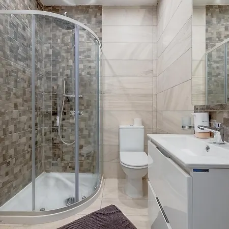 Contemporary 1br Apartment, Central Location *